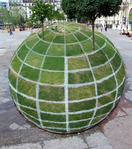 This image is not Photoshopped, and is in fact an optical illusion