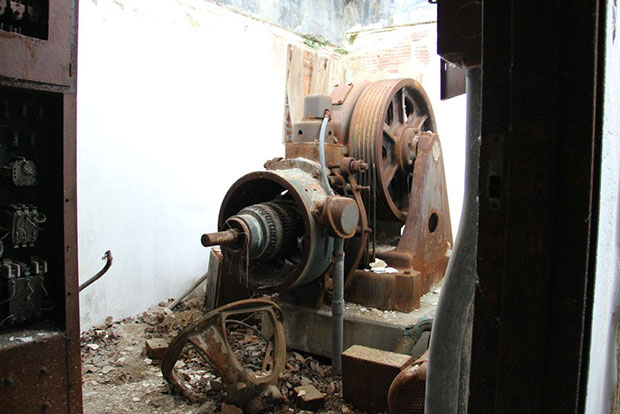 Mechanism for operating the elevator