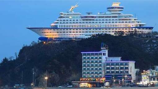 The Sun Cruise Hotel Built As A Luxury Boat © Photo news.