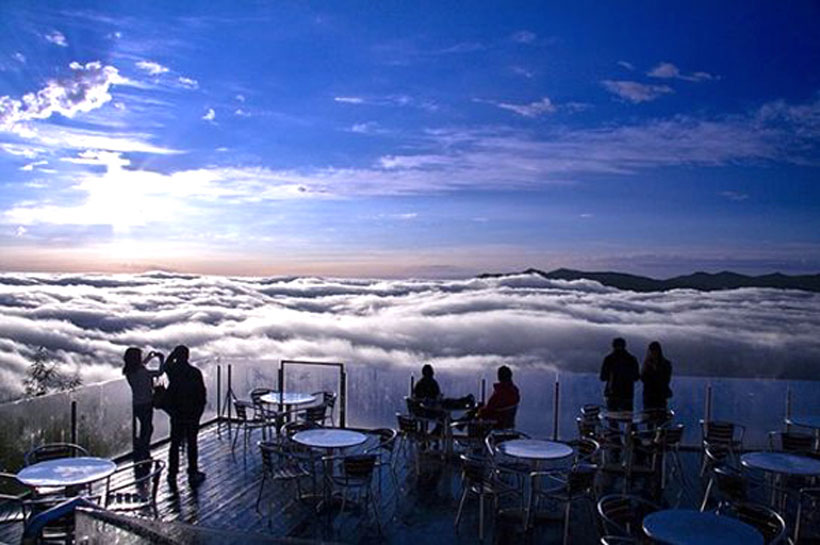  A view of sea of clouds from Tamamu resort terrace 