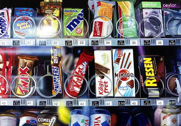 Vending Machine : Ultra-Realistic Paintings That Merge With Reality by Roberto Bernardi 