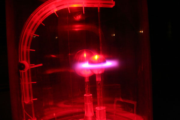 French Scientists Recreate Aurora Borealis In Glass Case