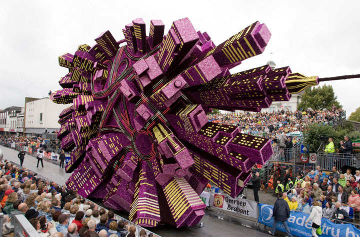 Incredible Floral Sculptures From world's Largest Flower Parade in Netherland