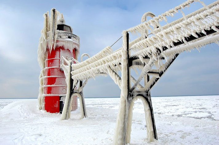 A Pier and two lighthouses On Lake Michigan Turns Into Beautiful Ice Sculptures 