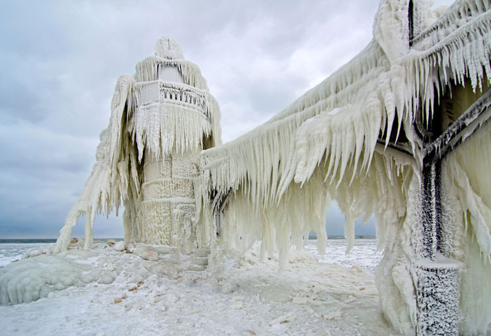 A Pier and two lighthouses On Lake Michigan Turns Into Beautiful Ice Sculptures 