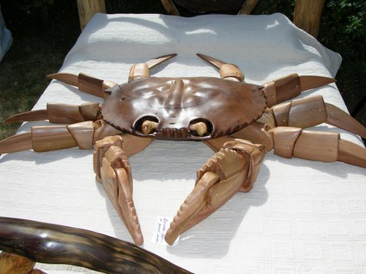 . A crab-Jeffro makes impressive sculptures made only with wood-10