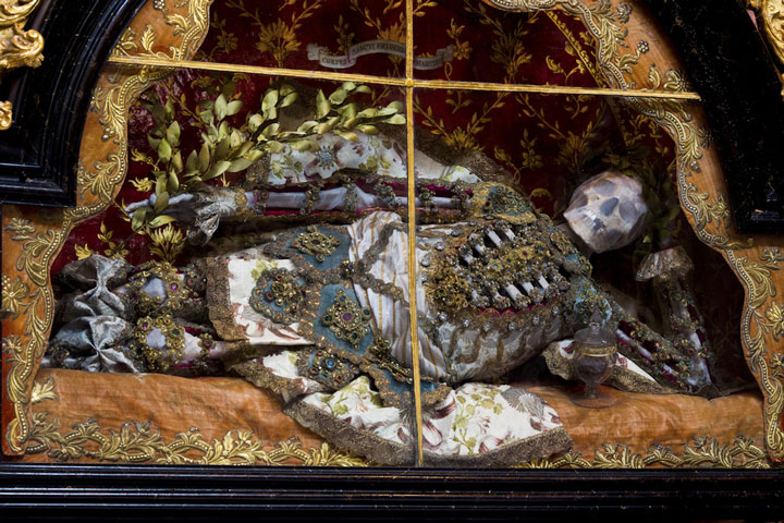 Macabre Art: 19 Skeletons Adorned With Lavish Jewelry In European Churches-14