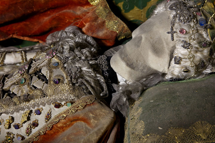 Macabre Art: 19 Skeletons Adorned With Lavish Jewelry In European Churches-15