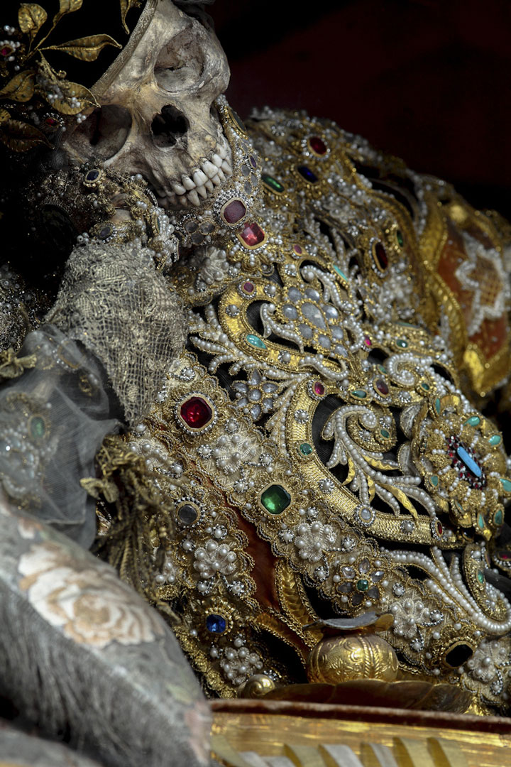 Macabre Art: 19 Skeletons Adorned With Lavish Jewelry In European Churches-17
