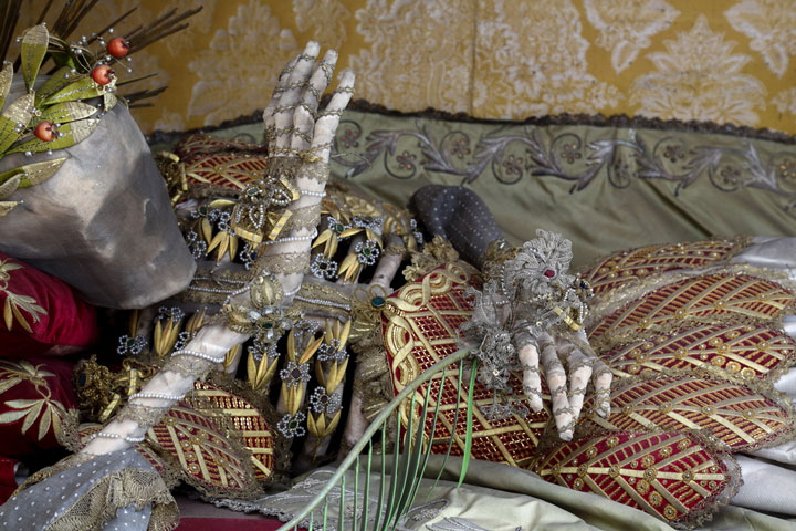 Macabre Art: 19 Skeletons Adorned With Lavish Jewelry In European Churches-2