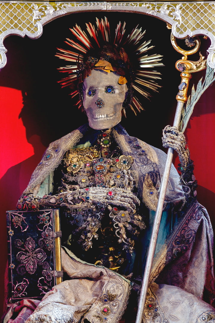 Macabre Art: 19 Skeletons Adorned With Lavish Jewelry In European Churches-3