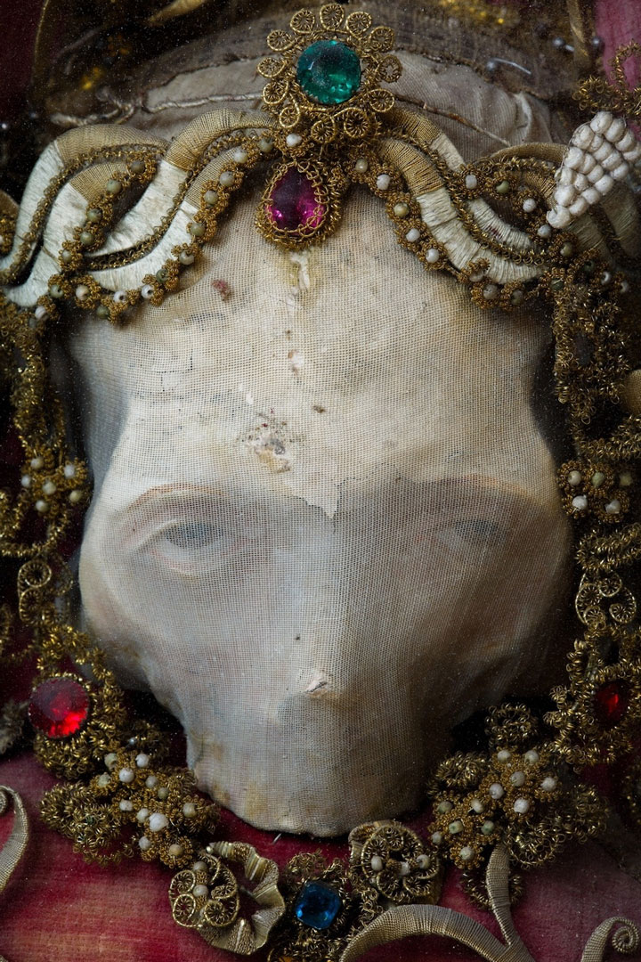 Macabre Art: 19 Skeletons Adorned With Lavish Jewelry In European Churches-5