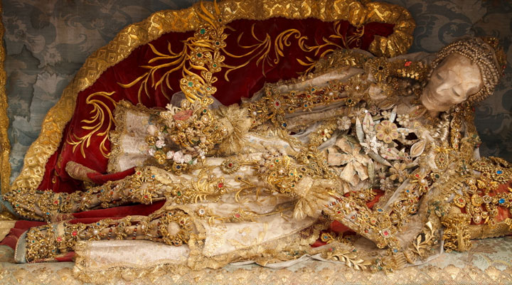 Macabre Art: 19 Skeletons Adorned With Lavish Jewelry In European Churches-7