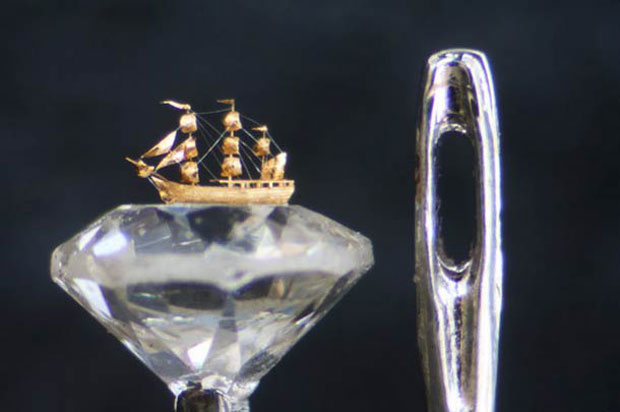 An Artist Creates Amazing Miniature Sculptures Of The Size Of A Sewing Needle Pinhead-11