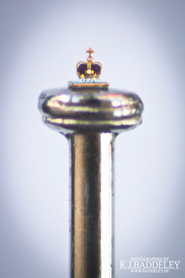 An Artist Creates Amazing Miniature Sculptures Of The Size Of A Sewing Needle Pinhead-2