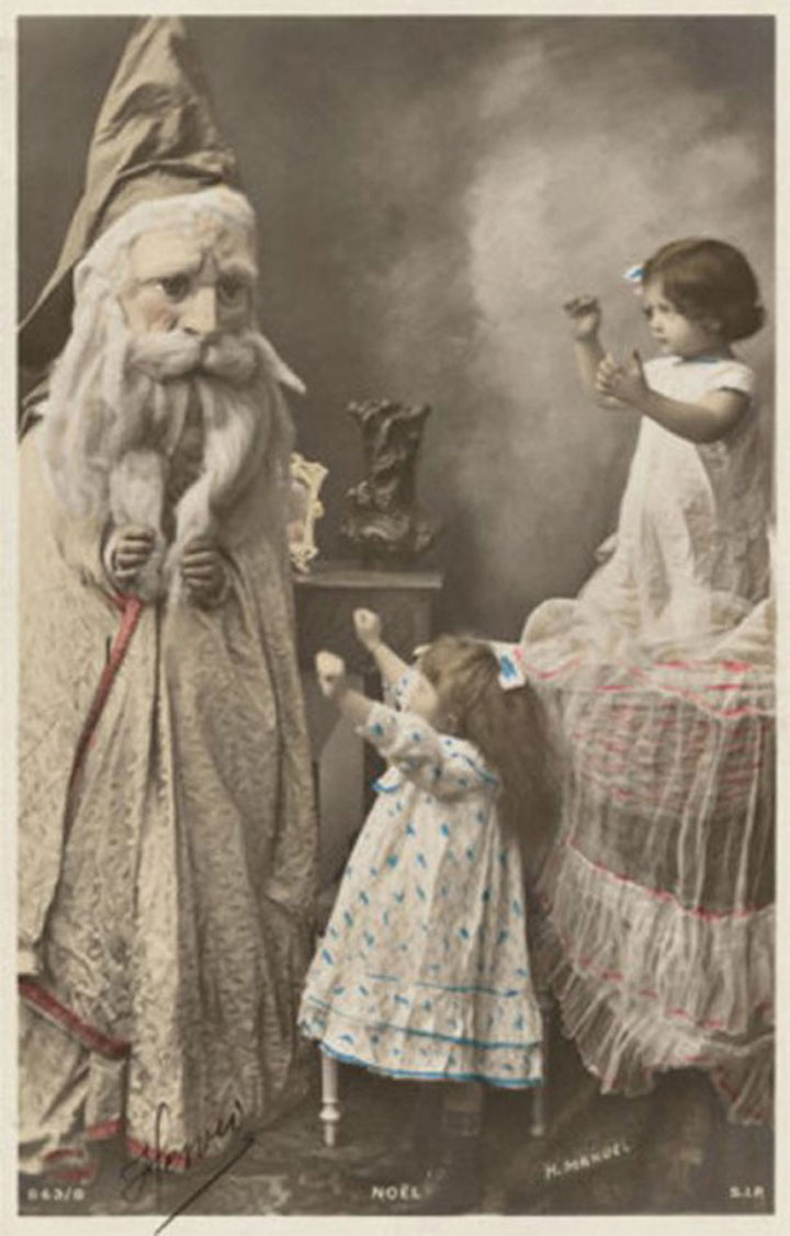 Discover The 23 Most Creepy Santa Photos From The Past-13