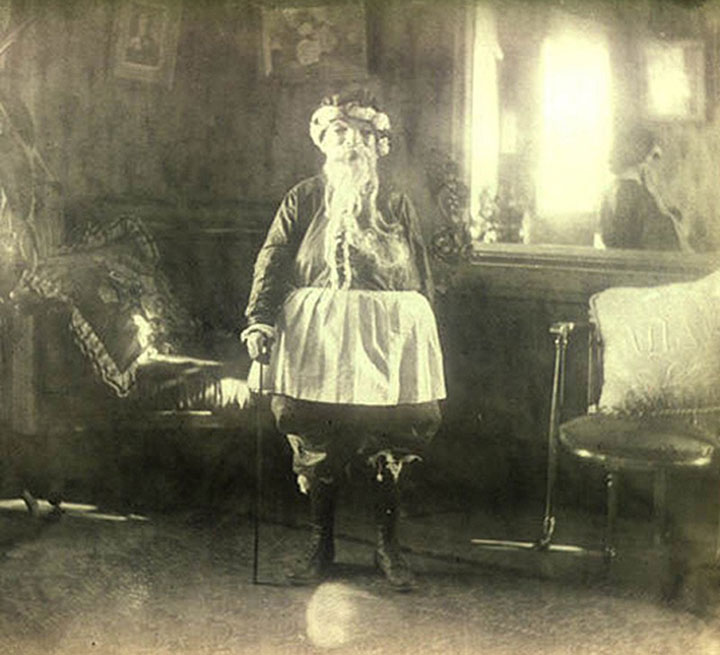 Discover The 23 Most Creepy Santa Photos From The Past-15