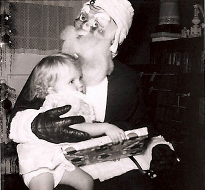 Discover The 23 Most Creepy Santa Photos From The Past-5