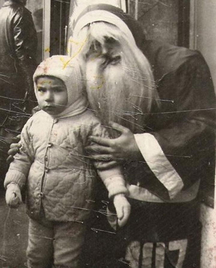 Discover The 23 Most Creepy Santa Photos From The Past-8