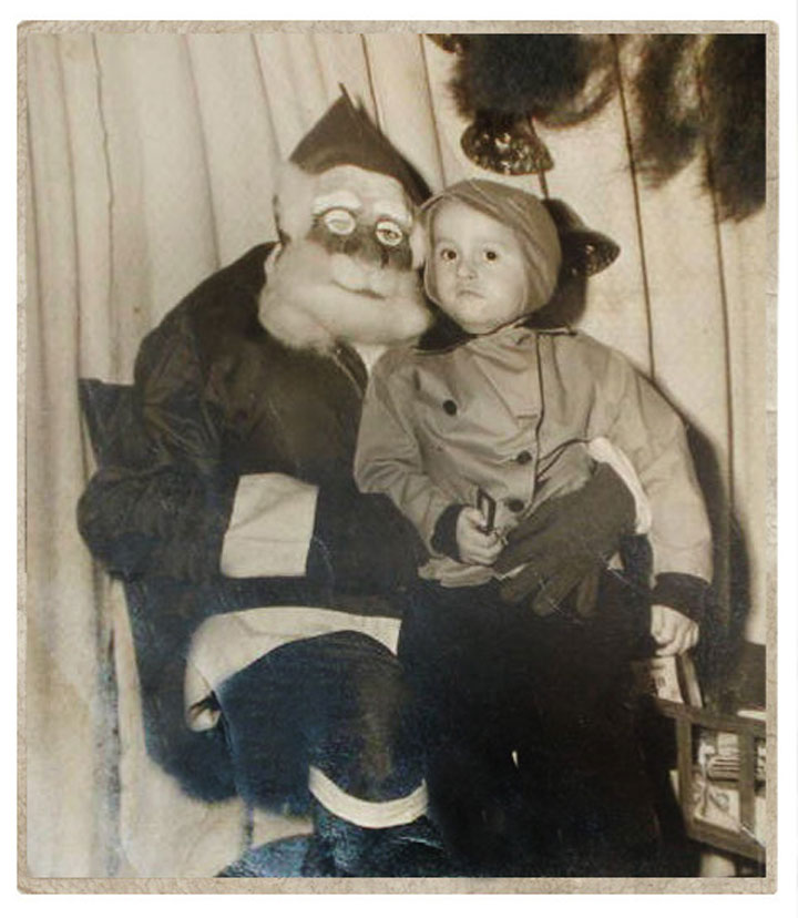 Discover The 23 Most Creepy Santa Photos From The Past-9