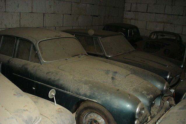 A retired couple finds a tresure in a farmhouse, a collection of vintage cars-20