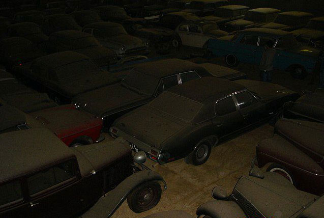 A retired couple finds a tresure in a farmhouse, a collection of vintage cars-3