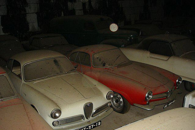 A retired couple finds a tresure in a farmhouse, a collection of vintage cars-7