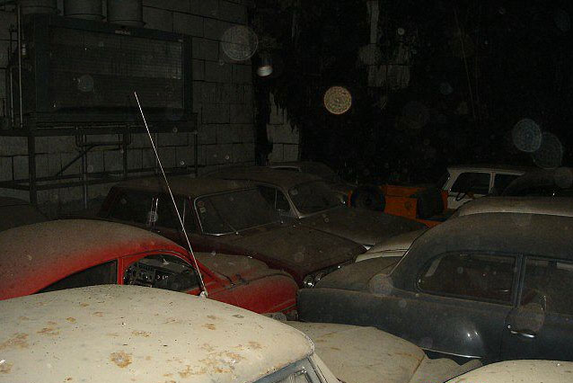A retired couple finds a tresure in a farmhouse, a collection of vintage cars-8