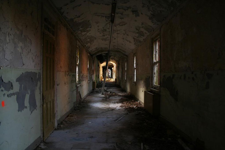 Delusional abandoned mental asylum Sussex -The 10 Most Scary Places On The Earth-10