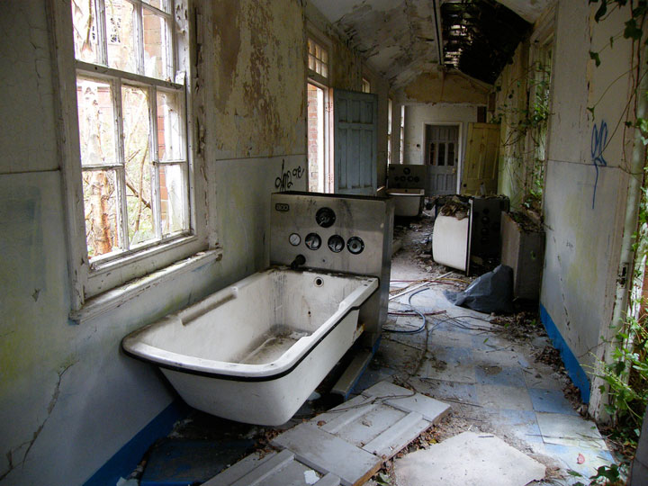 Delusional abandoned mental asylum Sussex -The 10 Most Scary Places On The Earth-12