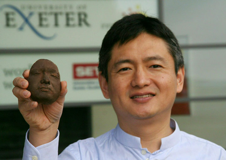 You Can Finally Eat Chocolate Sculpture Of Your Face Using 3D Printing Technology (Video)-6