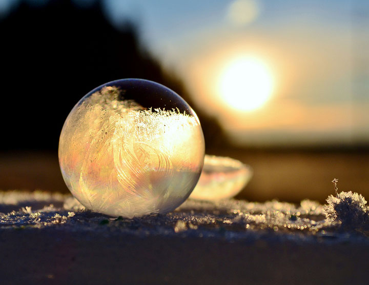 Soap Bubbles Crystallize Into Wonderful Shapes In The Cold Winter-11