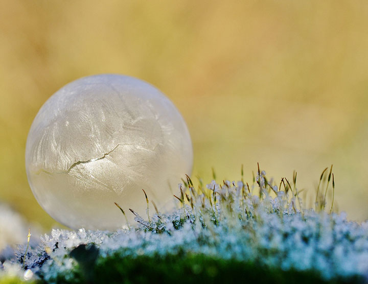 Soap Bubbles Crystallize Into Wonderful Shapes In The Cold Winter-14