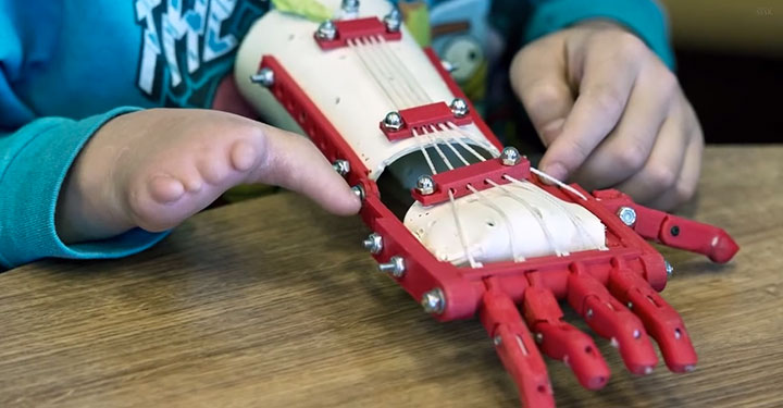 An American High School Student Makes A 3D printed Prosthetic Hand For A 9 years Old Boy-