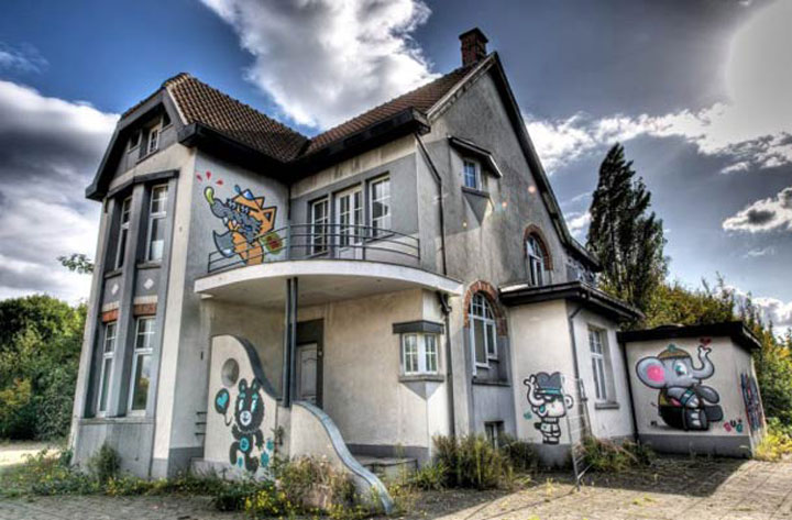 An Abandoned Flemish City Becomes A Giant Canvas Dedicated To Street Art (Photo Gallery)-8