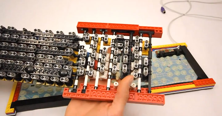 A Passionate Builds A Fully Functional Computer Keyboard With LEGO-3