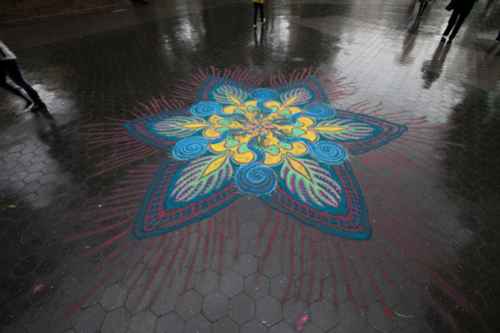 A Street Artist Makes A Series Of Mesmerizing Drawings Using Colored Sand-12