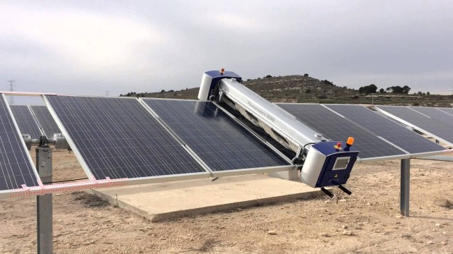 Solar panel cleaning robot