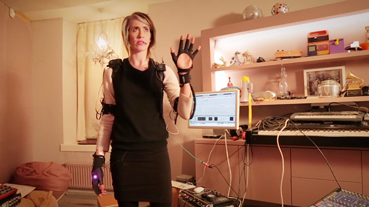 Revolutionary Connected Gloves To Compose Music By simple Hand Gestures-2