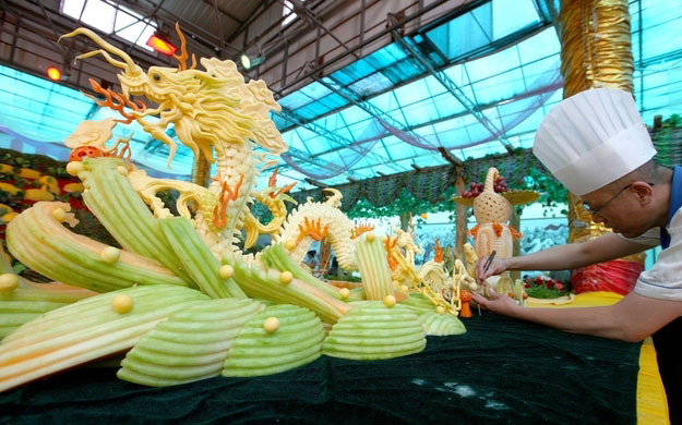 10 Unique Sculptures Made Of Delicious Food That Will Make Your Mouth Water-