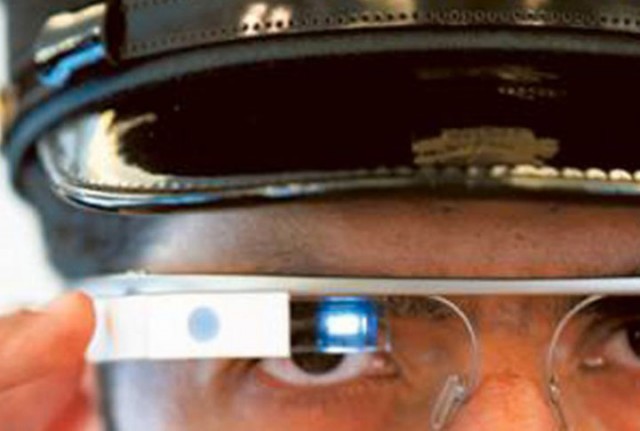 Dubai police is now equipped with Google Glass to traffic violators-2