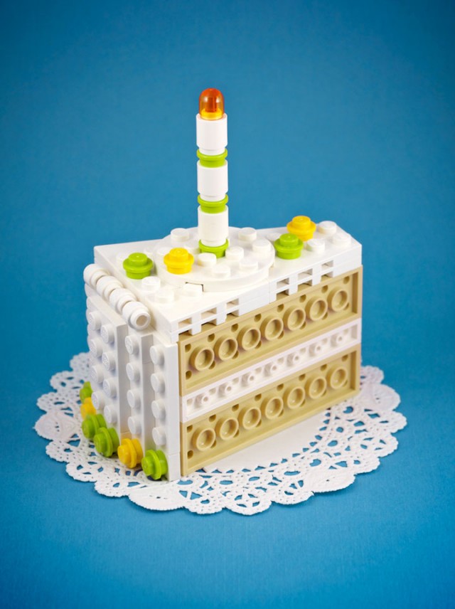 A LEGO Passionate Reproduces Amazing Models Of Everyday Objects-7