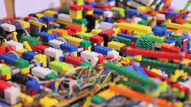 A Passionate Builds An Ultra Complex LEGO Machine That plays Electronic Music-1