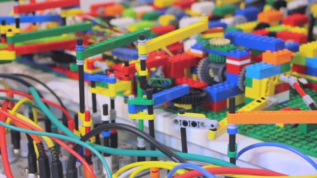 A Passionate Builds An Ultra Complex LEGO Machine That plays Electronic Music-2