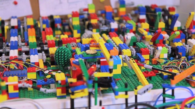 A Passionate Builds An Ultra Complex LEGO Machine That plays Electronic Music-3