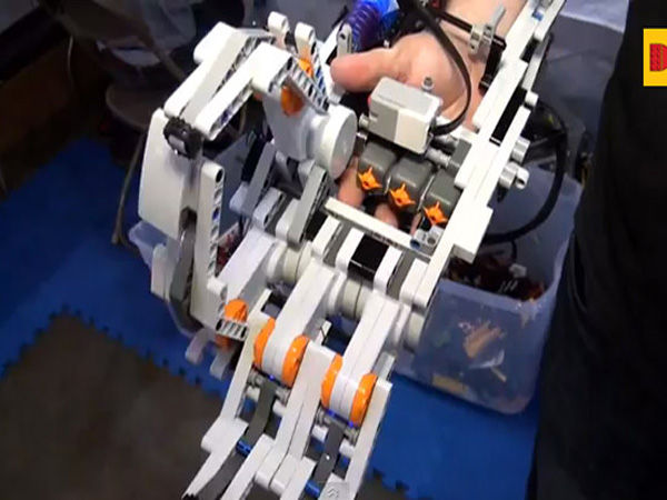A Passionate Uses LEGO Bricks To Build A Functional Robotic Arm-