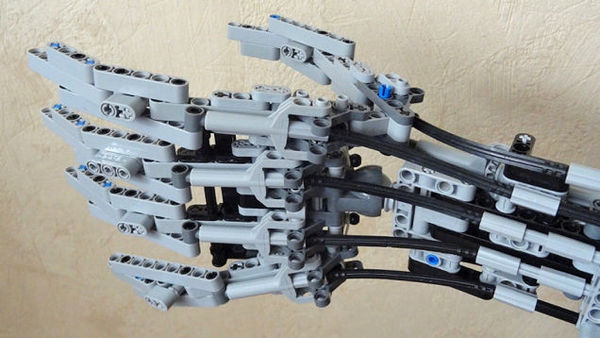 A Passionate Uses LEGO Bricks To Build A Functional Robotic Arm-1