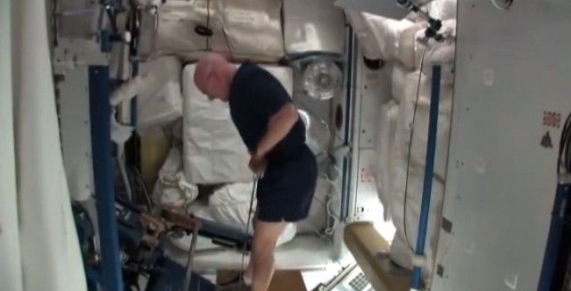 How Astronaut does the exercise?