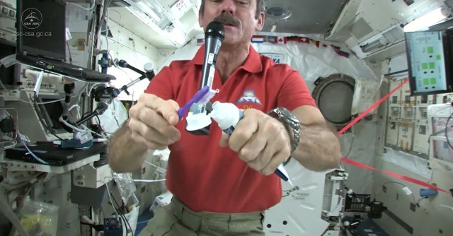 How an astronaut brushes his teeth