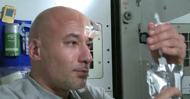 How an astronaut washes his skull